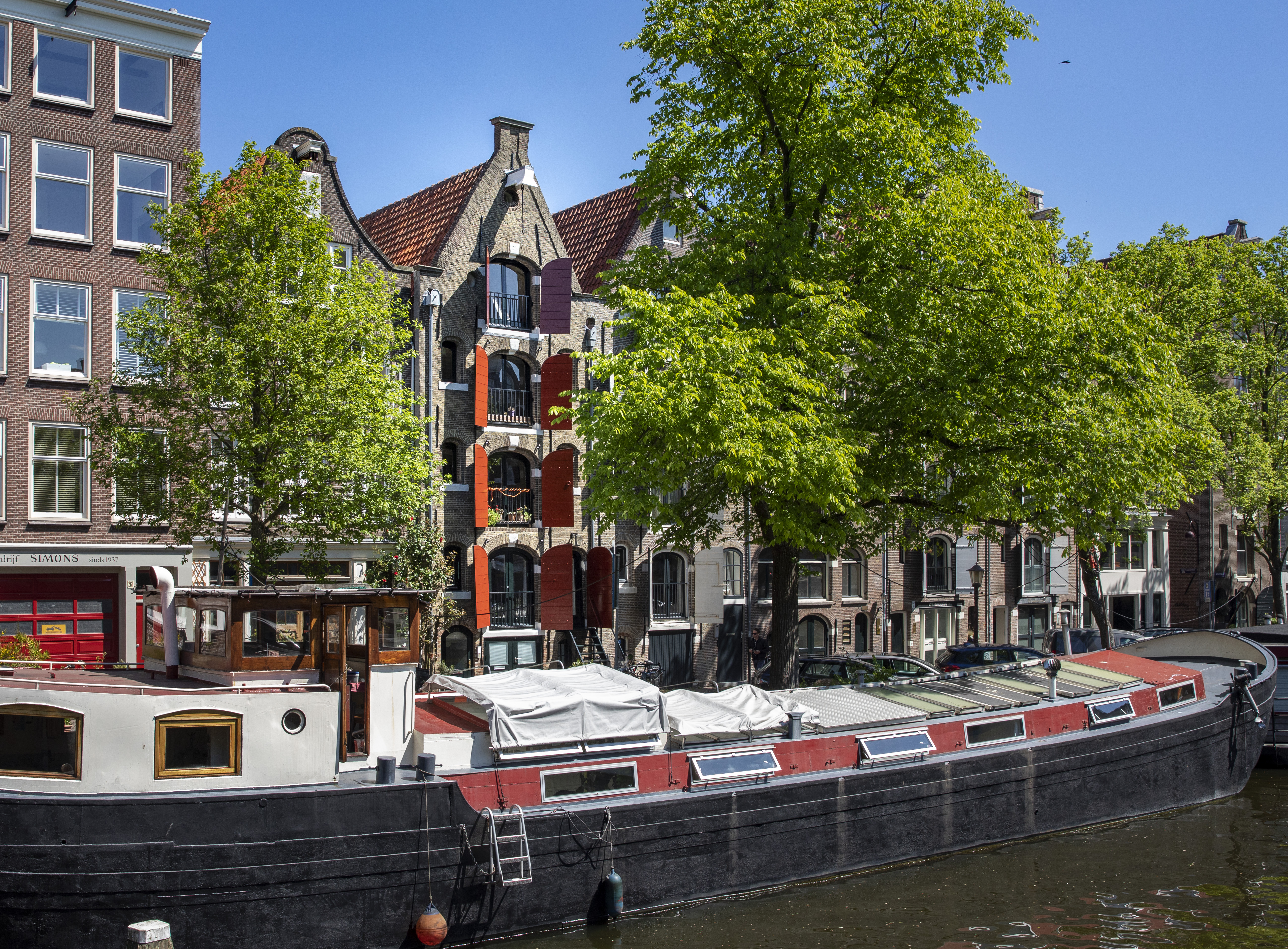 Amsterdam, Pakhuis met puntgevel uit 1700